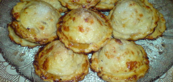 Пирожки из песочного теста с сыром и яблоками