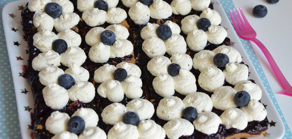 Пирожные с голубикой и взбитыми сливками