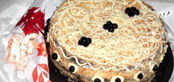 Шоколадный торт с черникой