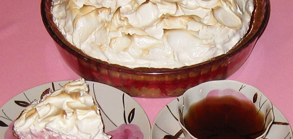 Пирог с брусникой и меренгой