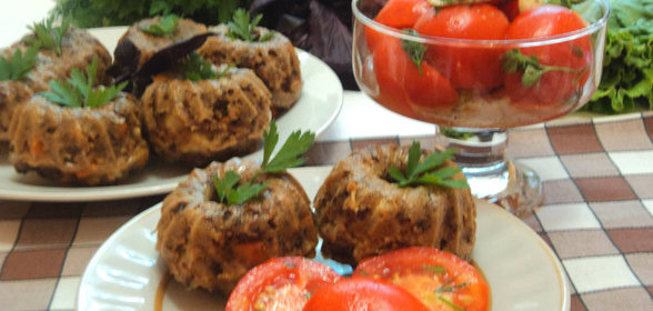 Закусочные кексы с куриной печенью и овощами