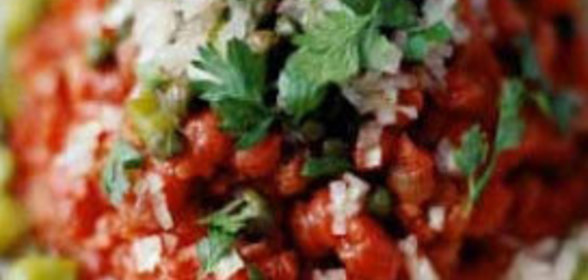 Тартар из говядины с соусом (tartare de boeuf)