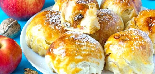 Сладкие фаршированные яблоки, запечённые в слоёном тесте