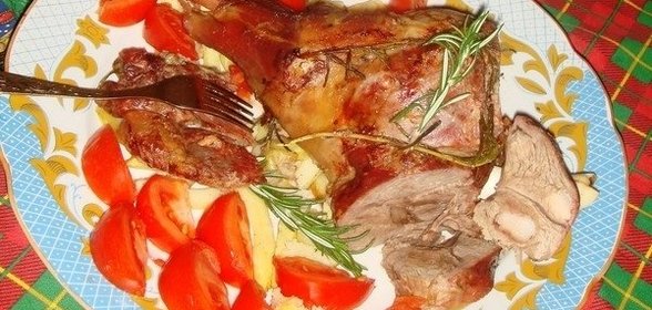 Запеченная баранья нога с розмарином