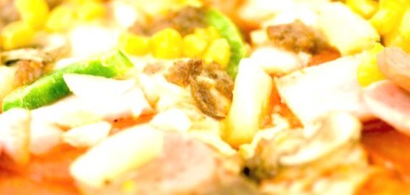 Пицца с ананасами, колбасой, сладкой кукурузой и томатами