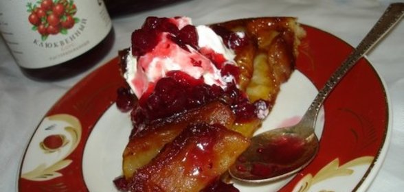 Тарт Татeн - Французский перевернутый яблочный пирог с клюквенным соусом Darbo и пломбиром