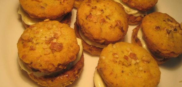 Сырное печенье карри с орешками и сендвичи из него