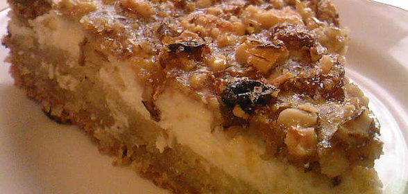 Песочный торт с орехами и изюмом