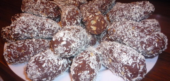 Шоколадный чизкейк с украшениями