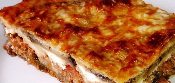 Греческая мусака (слоёная запеканка из баклажанов, фарша и молочного соуса)