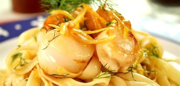 Паста с чесноком, гребешками и рукколой