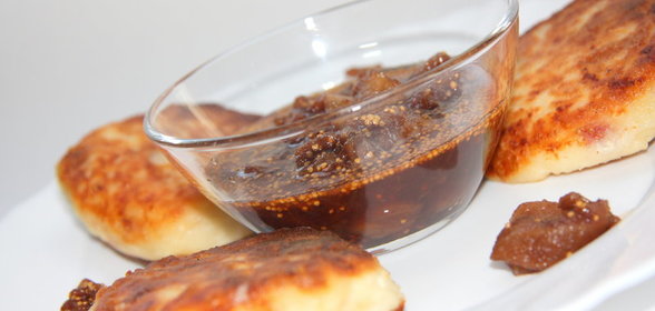 Сырники с фисташками и с соусом из инжира и красного вина