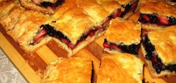Пирог с яблоками и черникой