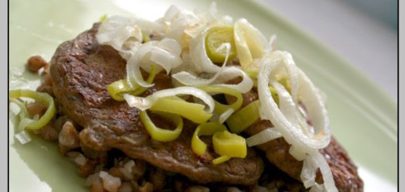 Оладьи из куриной печени и лука-порей на гречневой подушке