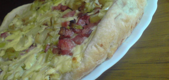 Яблочно-луковый киш с ветчиной