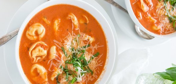 Суп с тортеллини, томатом и базиликом в мультиварке