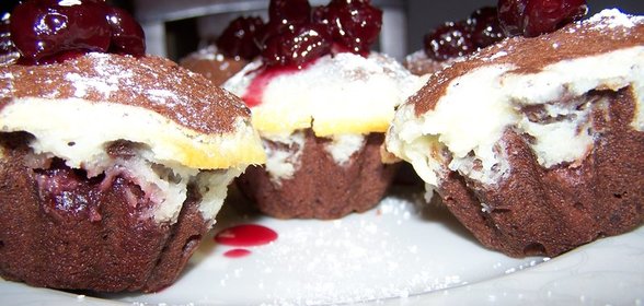 Шоколадные маффины с вишнями и маскарпоне