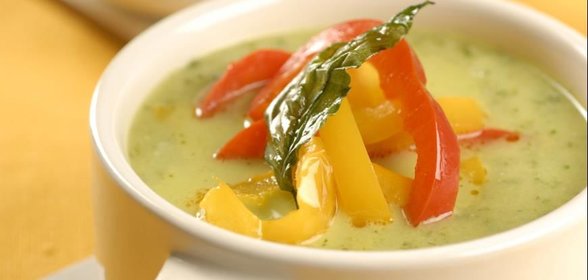 Салат из кус-куса с овощами и курицей