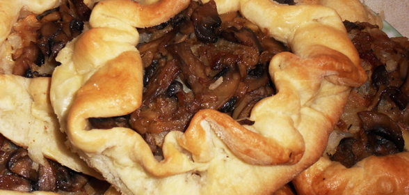 Слоеные пирожки с рыбой , грибами и рисом