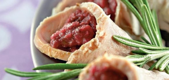Конвертики из свинины с вишневым соусом