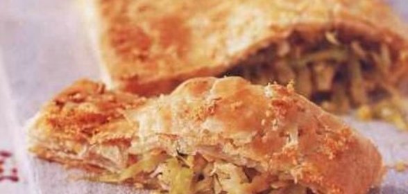 Ягодная запеканка с орехами и изюмом