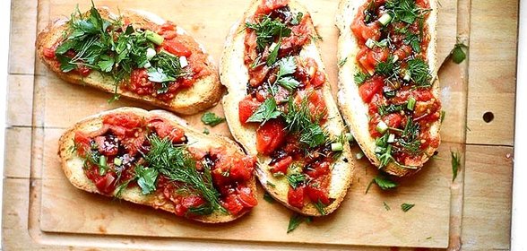 Брускетта с помидорами