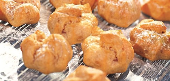 Профитроли с клубничной начинкой