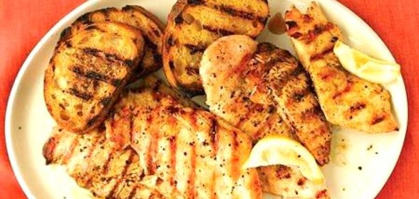 Курица с лимоном и чесночным хлебом