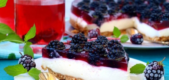 Торт без выпечки с ежевикой в желе и сливками