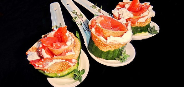 Блинчики на топлёном молоке с рикоттой и подкопчённой сёмгой