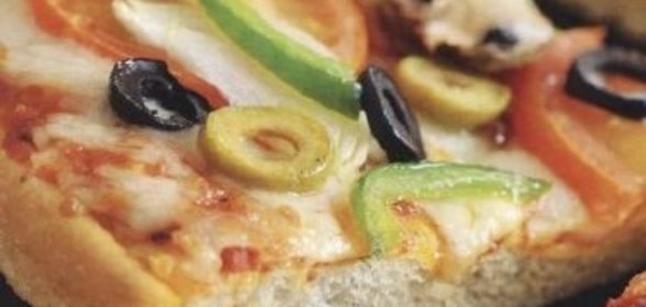 Вегетарианская пицца с моцареллой и болгарским перцем