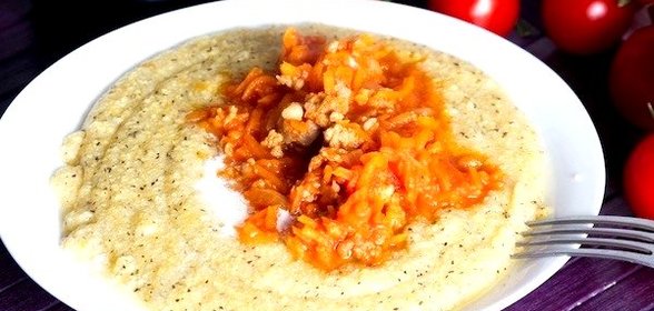 Полента таранья с мясным соусом