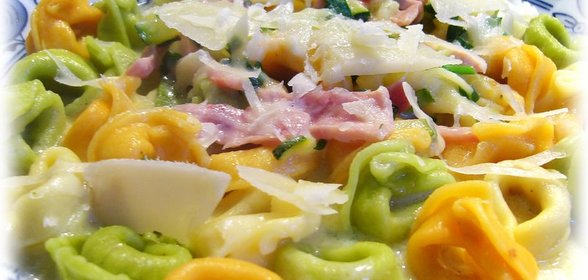 Паста тортеллини (Tortellini) с молочно-ветчинным соусом