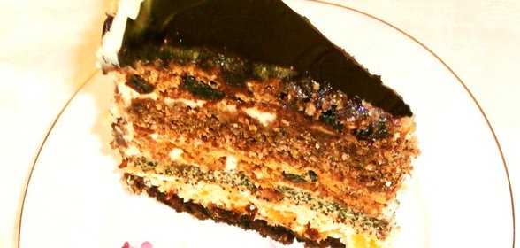 Сметанный торт с маком и сухофруктами