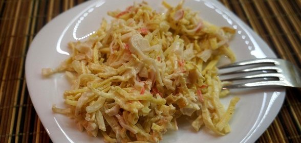 Салат из яичных блинчиков и крабового мяса с маринованным луком