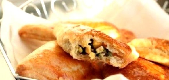 Пирожки с яйцом и зелёным луком