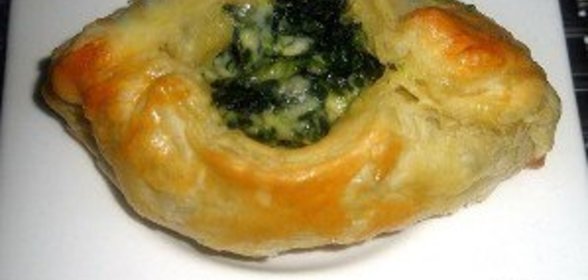 Слоеные пирожки с шпинатом и сыром