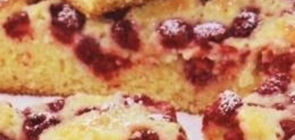 Пирог с малиной и миндалем