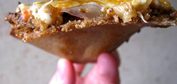 Пицца с черри, моцареллой и рукколой