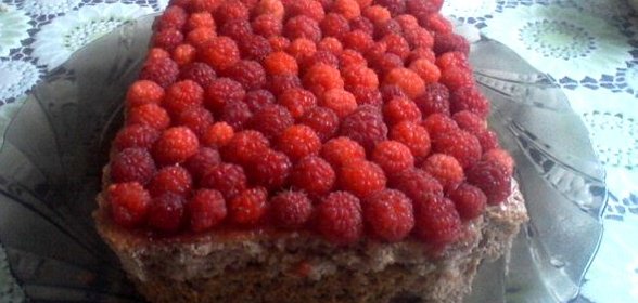 Бисквитный пирог с малиной