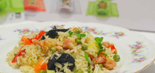 Пестрый рис с овощами, черносливом и грудинкой за 15 минут