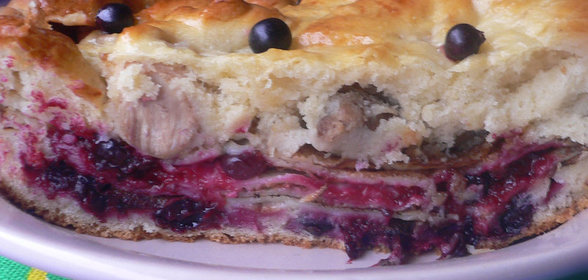 Пирог на сливках с курицей и смородиной