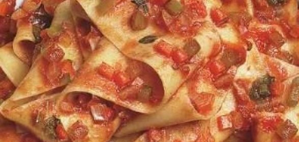 Лапша паппарделле с соусом маринара