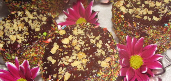 Бисквитные пирожные с яблочно-грушевой начинкой в шоколаде