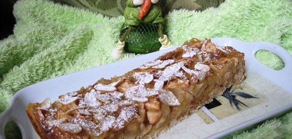 Песочный яблочный пирог с пряной лимонно-медовой заливкой