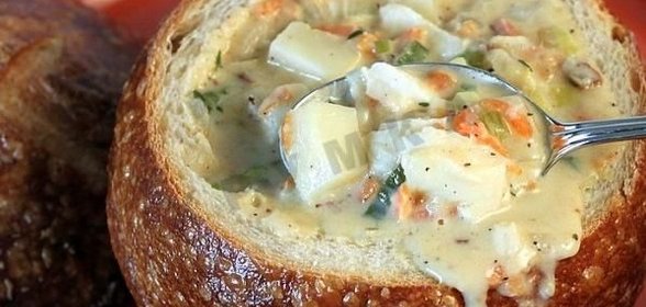 Суп Клэм Чаудер в хлебной тарелке