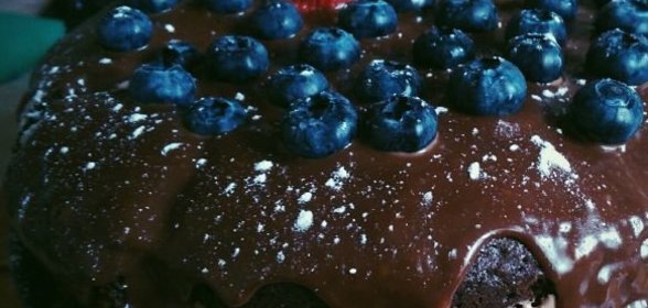 Шоколадный торт с ягодами