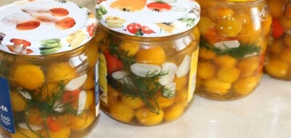 Стручковая фасоль в томатном соусе с сосисками