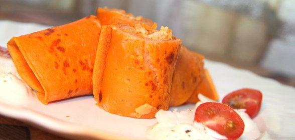 Томатные блинчики с базиликом и омлетной начинкой