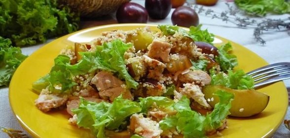 Салат из куриной грудки со сливами и кускусом